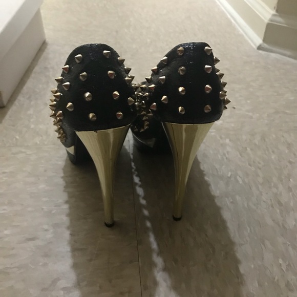 Shoes - Picture 3 of 6